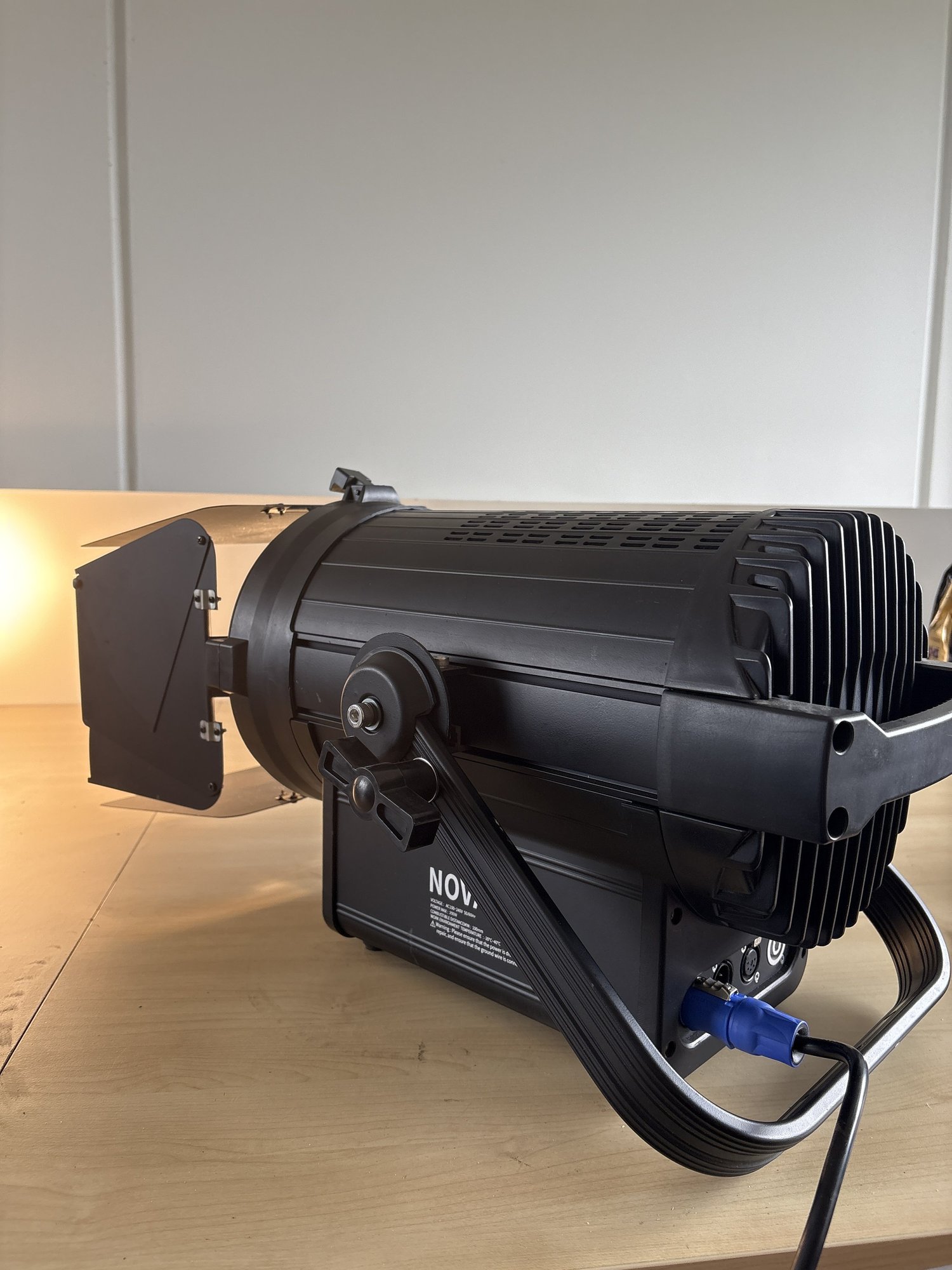 NOVA  LED M-L200J-3200WK LED FRESNEL DMX FRESNEL 230MM