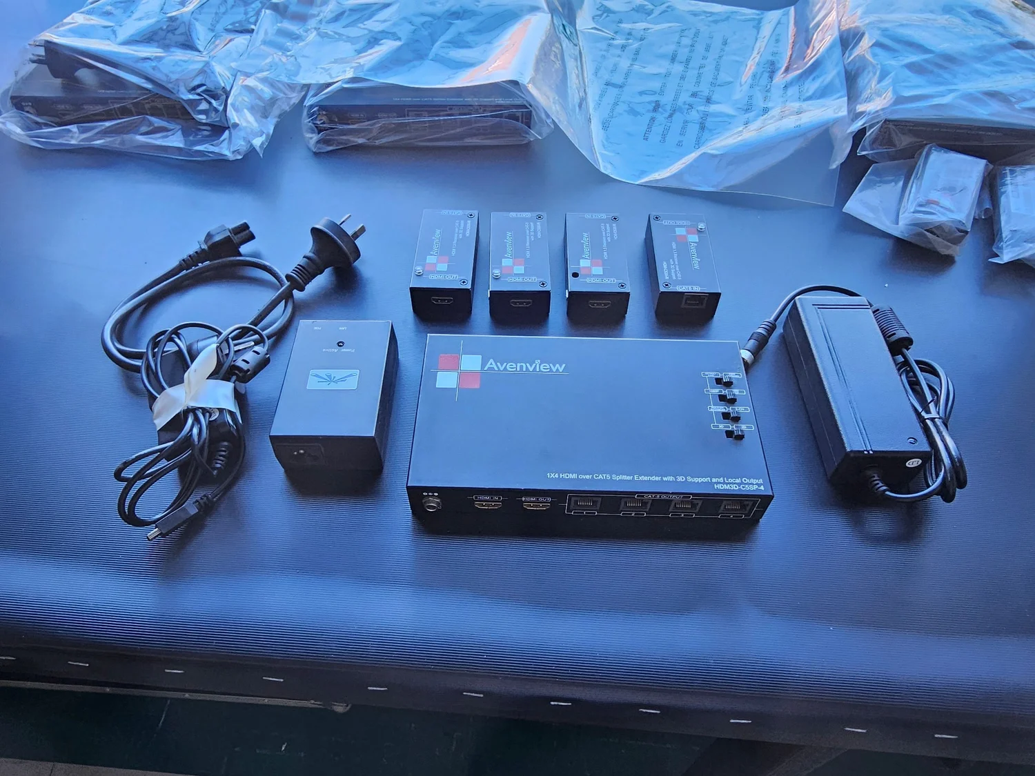 Avenview 1x4 HDMI over CAT5 splitter extender with 3D Support and local output