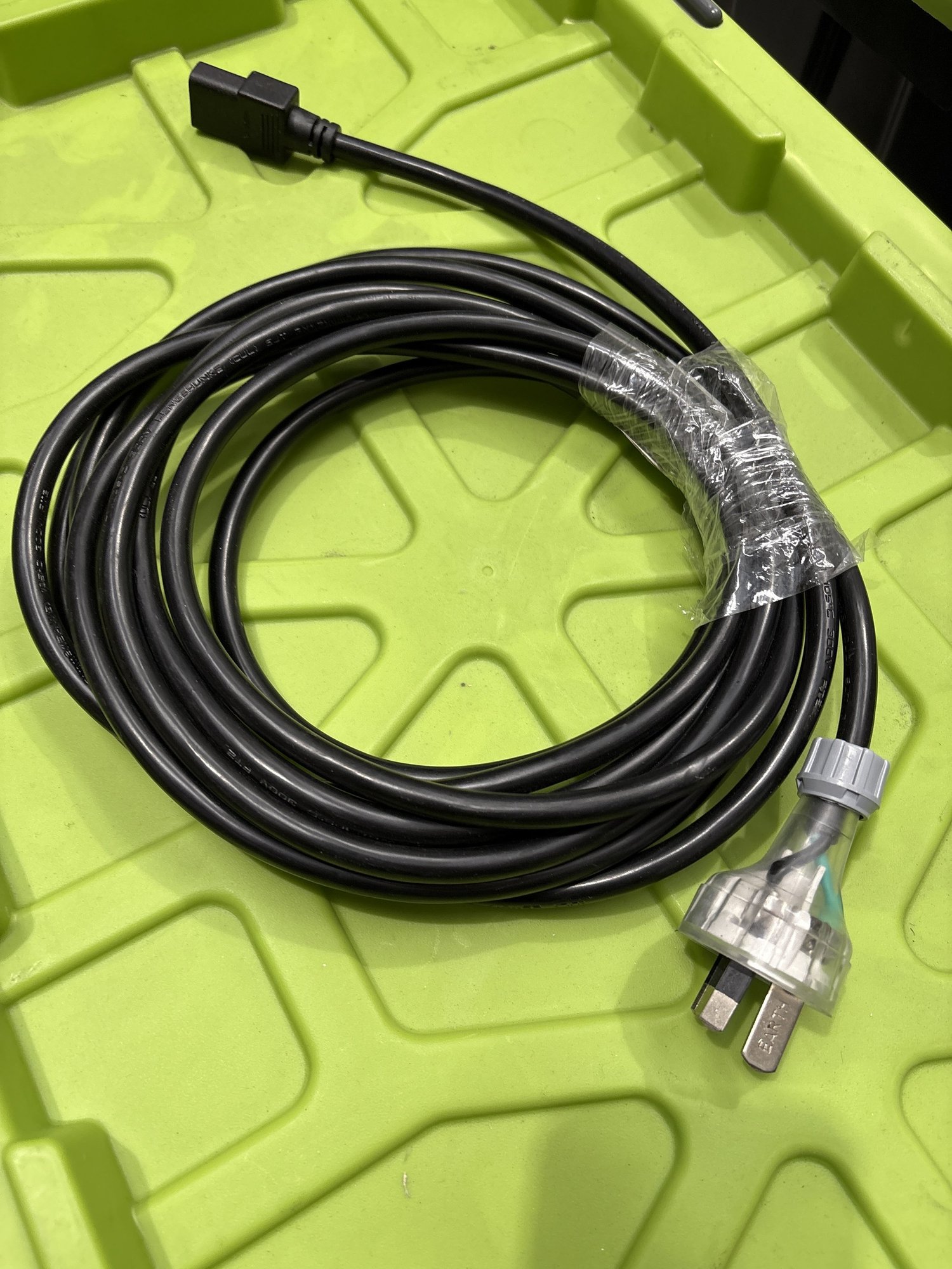 (15 Amp 240v Wall End)  Standard IEC Cable New  5  Metre 240v