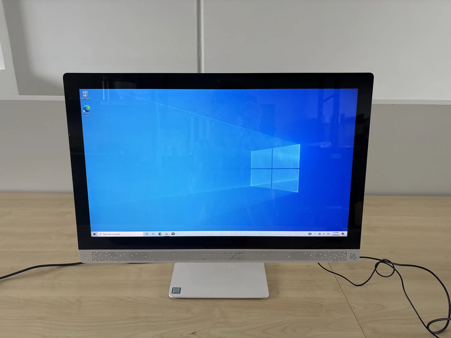 Hp Computer  All In One   24”  i5 7th Gen 16gb 256ssd  Touch Screen